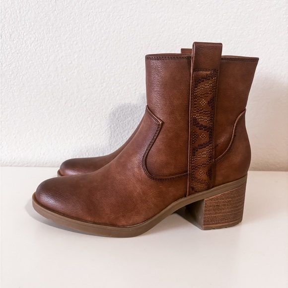 Baretraps Covina Block Heel Brown Bootie Size 7.5 - Picture 2 of 10